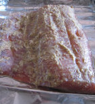 奶油芥香烤三文鱼,把铝箔上均匀抹上一薄层黄油，三文鱼鱼皮向下放到铝箔上，把芥末酱均匀涂在鱼身上