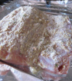 奶油芥香烤三文鱼,撒一薄层面包粉在鱼身顶层