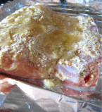 奶油芥香烤三文鱼,把黄油溶化，均匀涂在面包粉上