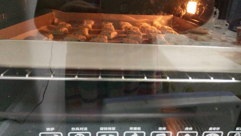 香葱苏打饼干,
烤箱预热，175度，15分钟。