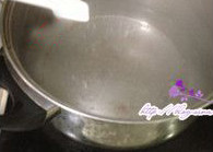 韩式凉拌菠菜,锅里放清水烧开后加入一点盐