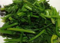 韩式凉拌菠菜,沥干水分，将调好的调味料倒入，搅拌均匀
