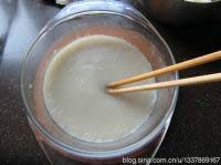 甜菊冰皮南瓜月饼,蒸好后的的冰皮，趁热用筷子迅速搅拌至顺滑