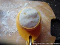 甜菊冰皮南瓜月饼,放入包好的饼胚，调整一下模具的高度，轻轻按实