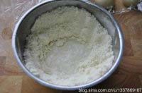 苏式松仁枣泥&椒盐麻仁月饼,除了水以外的水油皮材料放进大碗中，搓成粗粒