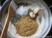 苏式松仁枣泥&椒盐麻仁月饼,所有果仁并细砂糖、盐和花椒粉（3g）、猪油放进面粉中
