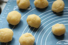 广式椰蓉月饼,将椰蓉分成40g每份，搓成圆形备用