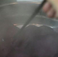 山寨版紫薯月饼,紫薯洗净切厚片，上屉蒸（以筷子能轻松穿透的程度为准）