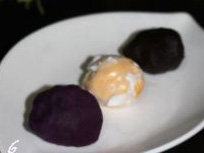 山寨版紫薯月饼,每个紫薯月饼的材料：半颗咸蛋黄、等量豆沙、略多的紫薯泥