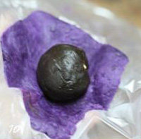 山寨版紫薯月饼,将紫薯泥也摊成薄片，包入豆沙蛋黄球