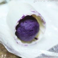 山寨版紫薯月饼,将紫薯球塞入模具，压成形取出就可食用