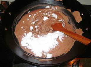 木糖醇广式莲蓉月饼,倒出来用锅小火慢慢炒干水分，期间分二次放入１８０克的木糖醇，炒至成团
