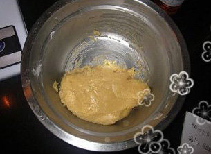 木糖醇广式莲蓉月饼,放入过筛的面粉和奶粉，揉匀，盖子湿毛巾松驰1个小时。