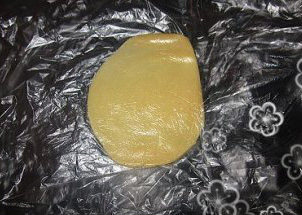 木糖醇广式莲蓉月饼,取一份饼皮，用保鲜袋包住，碾成大的圆形