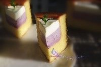 三色慕斯杯子蛋糕,虽然颜色分布不均匀，切开还是美美哒~