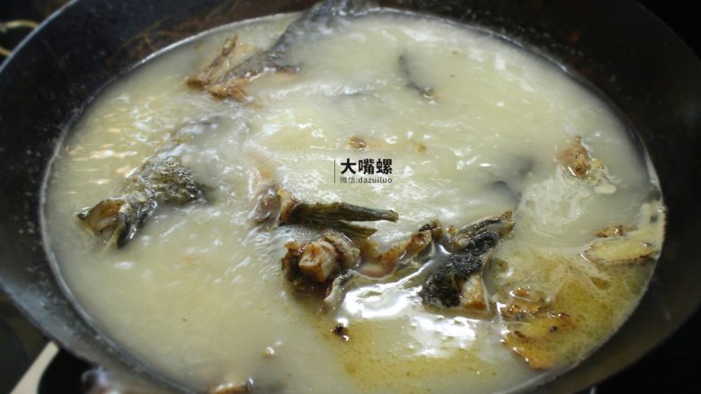 特色螺蛳斑鱼锅丨大嘴螺,中火熬煮15分钟，煮至鱼汤变成米白色（斑鱼营养丰富，富含各种有益物质）
