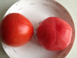 番茄酱意面,蕃茄上用刀划十字，放入开水中烫过，稍冷，去皮！
