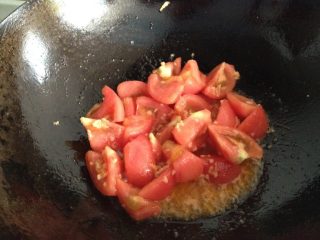 番茄酱意面,放入西红柿翻炒，一边翻炒一边压西红柿