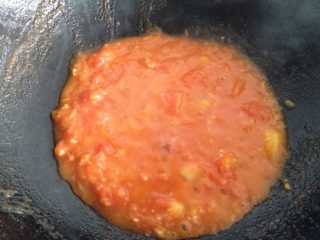 番茄酱意面,成糊状后加入少许盐