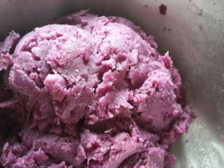 南瓜紫薯饼,2紫薯蒸熟搅拌成蓉加入白糖做成馅！