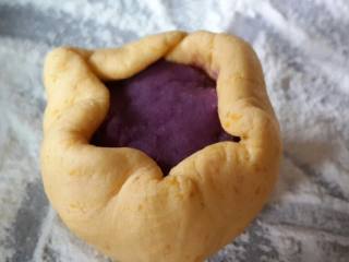 南瓜紫薯饼,3南瓜粉团分成小粉团压扁包入紫薯馅！