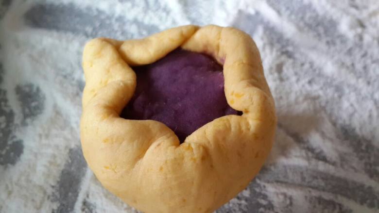 南瓜紫薯饼,3南瓜粉团分成小粉团压扁包入紫薯馅！