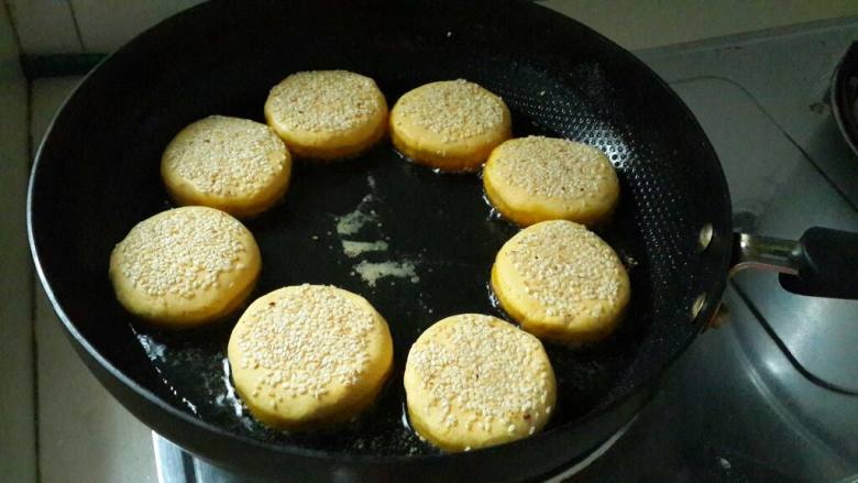 南瓜紫薯饼,6放在平底锅上煎熟！
