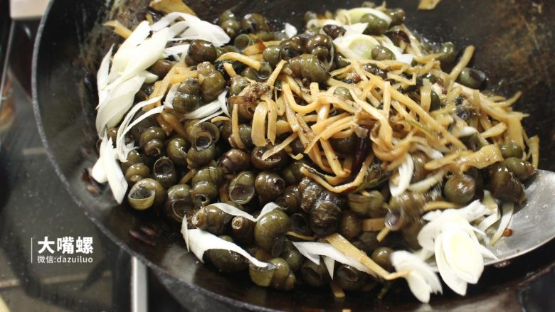 紫苏炒石螺丨大嘴螺,起锅之前放入大葱