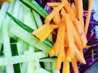 醋油汁蔬菜沙拉,胡萝卜去皮后切成丝