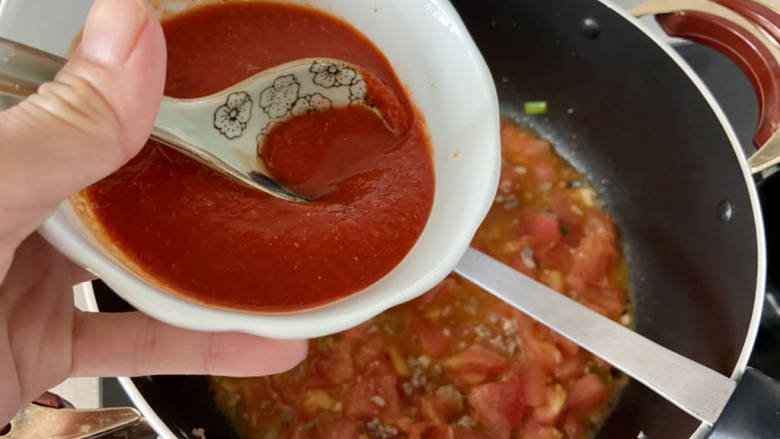 酸汤粉➕肉末酸汤米粉,倒入贵州酸汤，中小火煸炒一分钟