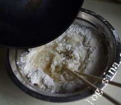 苏式栗子莲蓉月饼,将水油皮的所有材料放入容器中，水倒入锅子中，煮沸后倒入面粉中，用筷子快速搅拌均匀