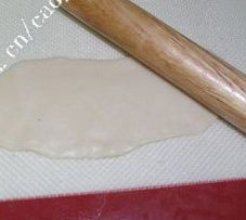 苏式栗子莲蓉月饼,将卷起来的面团竖着擀成长条状
