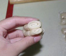 苏式栗子莲蓉月饼,将小卷收口和两端捏向中间，卷成圆形小面团