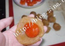 苏式栗子莲蓉月饼,包入一颗蛋黄，收口搓圆备用