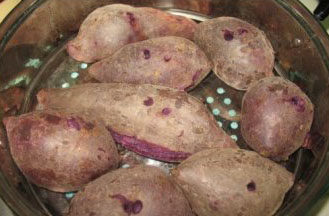 广式紫薯坚果月饼,紫薯带皮放在蒸锅里蒸熟