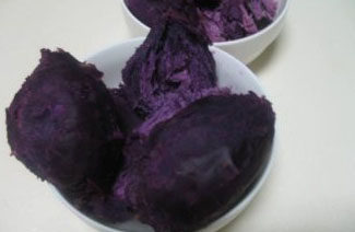 广式紫薯坚果月饼,趁热将紫薯皮剥掉