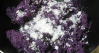 广式紫薯坚果月饼,把紫薯分成多次小量的放进料理机，加入适量清水，打成紫薯泥后，将紫薯泥放入炒锅，根据自己口味加入适量的白糖，用中小火不断的翻炒