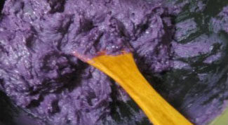 广式紫薯坚果月饼,将白糖炒化后，放入适量的色拉油继续翻炒均匀