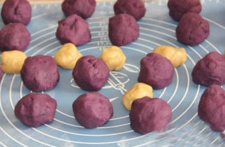 广式紫薯坚果月饼,将月饼皮分为20克/个，月饼馅分为43克/个的小球
