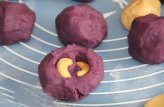 广式紫薯坚果月饼,月饼馅里可以包入坚果