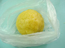 椰香红薯派,将面团用保鲜袋装好，放冰箱里冷藏至少1小时。
