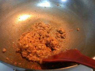 肉糜茄子煲,热锅，先炒肉糜，再盛出。