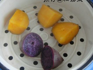 自制Q弹芋圆,如图将红薯和紫薯对半切开，上锅蒸熟。