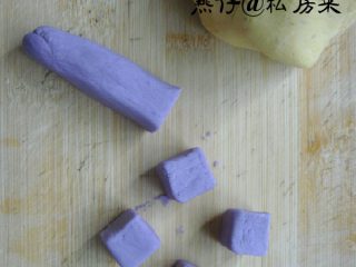 自制Q弹芋圆,如图用手取适量紫薯面团，压成细长方形后，切成小粒。