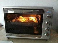 粉嫩帽子面包,预热烤箱185度，烤25分钟左右。10分钟以后盖锡纸，同样是为了防止过度上色。