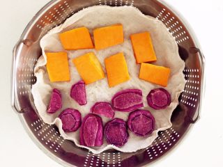 双色发糕,将南瓜、紫薯切片，放入蒸锅蒸15-20分钟，尽量切薄片，比较容易熟。
》建议和小芽一样，平摊蒸熟，放碗里水份会更大些。