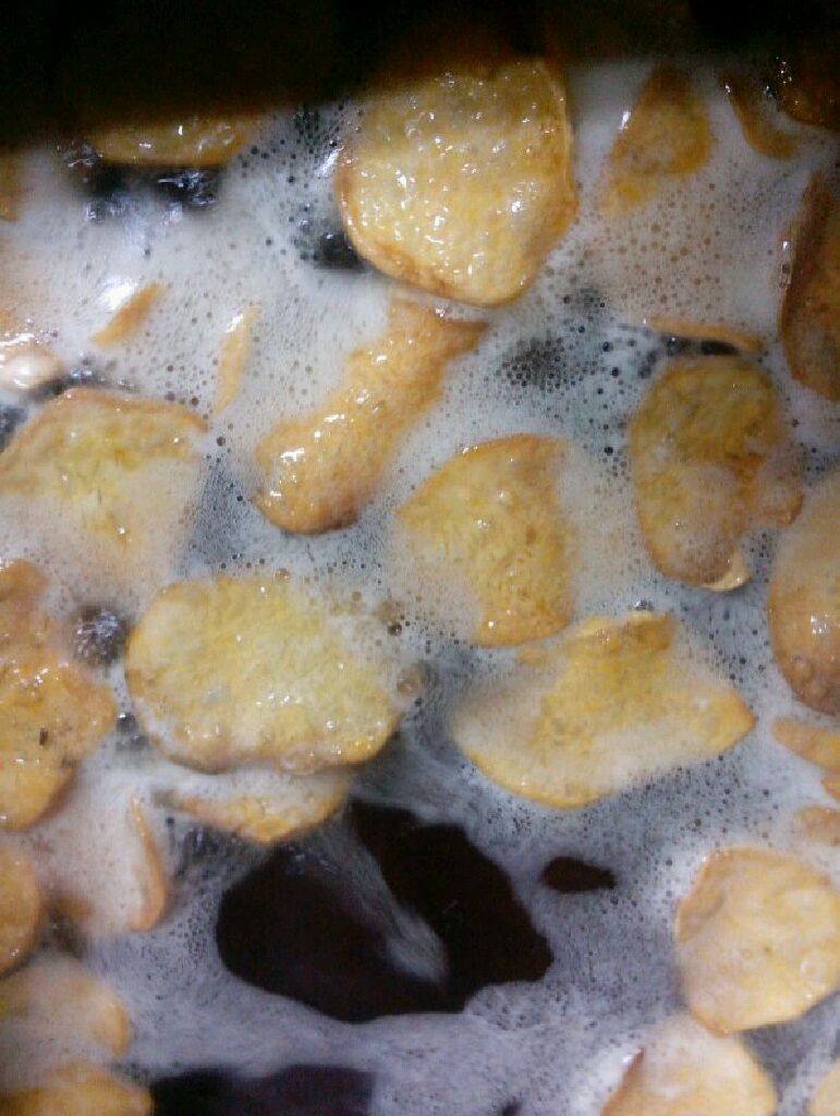 李师傅 自制薯片,烤好后 入炸炉（油锅）温度在155°左右先拣出厚一点的土豆片炸 后下入薄的炸 油温不能太高