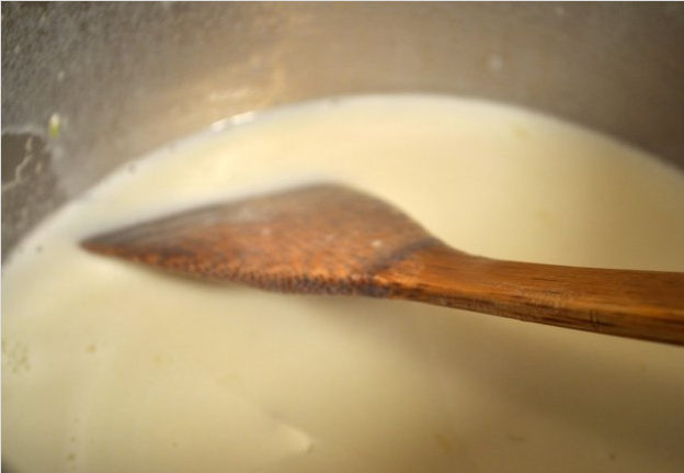 奶酪芜菁甘蓝,然后倒入大头菜，土豆泥，RICOS浓缩车打芝士酱，牛奶。搅拌均匀，煮开即可。喜欢口感干点的可以煮久一点，把水分都蒸发干。