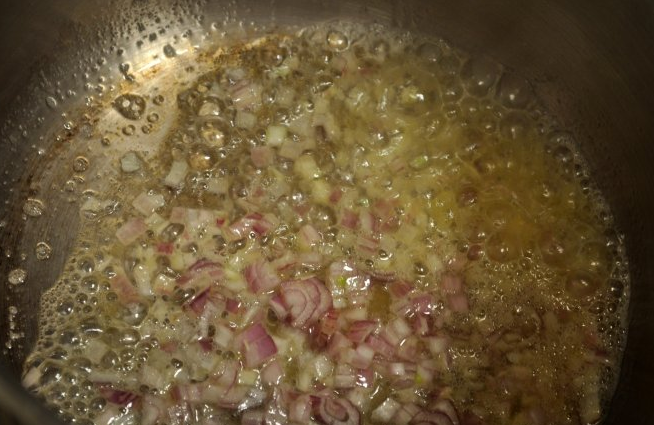 奶酪芜菁甘蓝,在另外一个锅里放入黄油，中火加热融化，放入蒜末，洋葱，炒3-5分钟，直至洋葱变软。