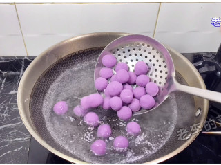 自制香甜软糯的素葡萄教程,把紫薯球下锅煮熟。